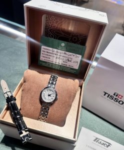 天梭小美人手表｜跨越山海，从柜台到甘肃，感谢小红书神仙客户的信任pick～ 这枚精致小表承载的不仅是时间，更是双向的认可与偏爱呀～能为你把这份腕间优雅送达，超荣