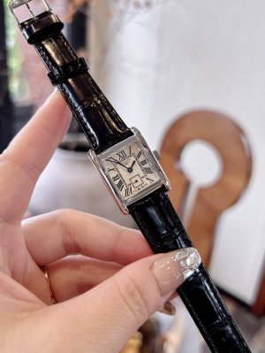 原单 浪琴表 Longines 于1832年在瑞士索伊米亚创立，对传统优雅与卓越性能的不懈追求成就的品牌精纯的制表专长。浪琴表品牌不但拥有着悠久灿烂的历史更形优