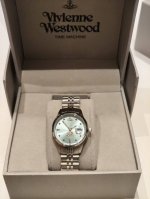 Qpp Vivienne Westwood 薇薇安西太后手表绝美碎冰蓝 不同光线会呈现不一样的蓝色调，好看到挪不开眼睛的程度。 新款小号款， 尺寸：29Mm