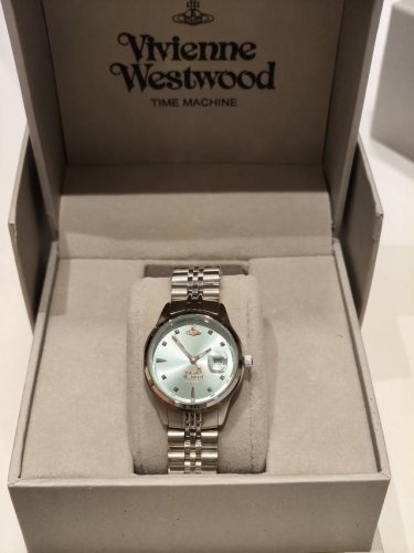 Qpp Vivienne Westwood 薇薇安西太后手表绝美碎冰蓝 不同光线会呈现不一样的蓝色调，好看到挪不开眼睛的程度。 新款小号款， 尺寸：29Mm