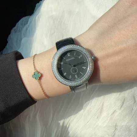 三圈钻Chanel香奈儿，蓝宝耐刮镜面瑞士进口石英机芯，尺寸：37.5Mm ，厚度：10Mm，她远比你想象中美丽 - 点击图像关闭