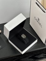 黑金小方糖女士石英腕表，尺寸2025Mm.搭载进口石英机芯，方形多边形大切边度玻璃镜面，钻石切割工艺，始终保持无痕清透，搭配丝绒质感橡胶表带，上手柔软舒适，质感