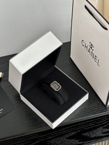 黑金小方糖女士石英腕表，尺寸2025Mm.搭载进口石英机芯，方形多边形大切边度玻璃镜面，钻石切割工艺，始终保持无痕清透，搭配丝绒质感橡胶表带，上手柔软舒适，质感