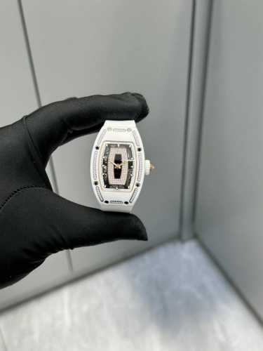 理查德米勒 目前最好品质 图1.图片放大来看 6点位置，10到12位置，均与一致是透明的