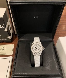 Chanel香奈儿 J12 实拍图 Chanel香奈儿J12系列！ 高科技精密陶瓷搭配精钢旋入式表冠 蓝宝石玻璃镜面！ 石英机芯尺寸33毫米！三重折叠式精钢表扣