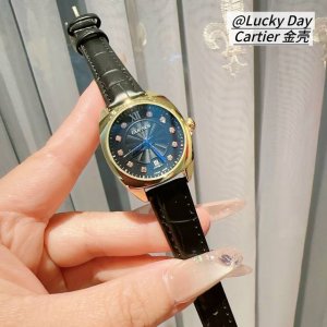 玫瑰金 钻面 罗马面 卡地亚-Cartier 女款腕表年轻而华丽，以年轻休闲设计为主打，三针石英腕表带日历，头层小牛漆皮表带. 尽显奢华腕表。尺寸: 32Mm