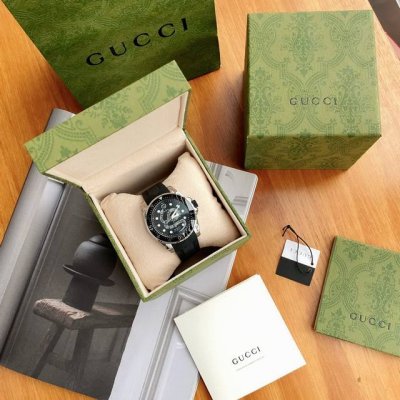 金色300升级版原单品质 古驰 Gucci新款中性潜水表，40 Mm表径，以品牌标志性“猫”图案和夜光显示为表盘。应用不锈钢材质，经缎面拉丝润饰，并搭配与表盘配