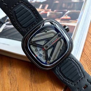 七个星期五-Sevenfriday M301 来吧小伙伴们 支持Nfc防伪 七个星期五的天才设计师以宇宙飞船为灵感 设计出一个全新的飞船发射装置的作品 喷砂和抛