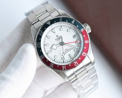 Tw Factory V2升级版，帝舵 Tudor 碧湾系列 之格林尼治型腕表。以传统设计融合格林尼治“可乐圈”经典，成就此复古运动的腕上佳品。 1：完美还原4