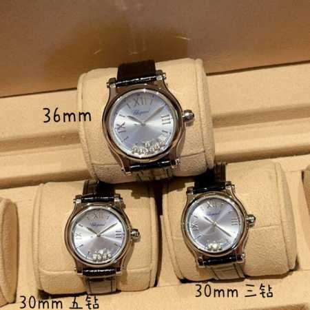 天空蓝 快乐钻happy Diamonds 三个表盘直径：30Mm、33Mm、36Mm 33Mm、36Mm有5钻、7钻 作为萧邦最门热最畅销的系列一以直细腻的手 - 点击图像关闭