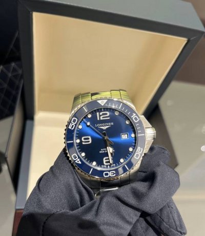 浪琴康卡斯陶瓷圈潜水表 经典的太阳纹饰底盘，镶嵌立体时标，可旋转陶瓷圈，防水深度300米，大气又时尚！ 机械机芯动能最长可达约72小时左右。