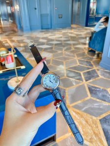 现货直供 卡地亚33Mm 蓝气球 瑞士石英机芯 台湾工厂p再次推新 不断的升级修改 更一步的百分之九十九接近正品 新添加红色枚金盘颜色，女神们可以多一个选择，搭