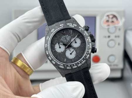 Tw+ 迪通拿系列之碳纤维夜光壳定制版，腕表不仅佩戴轻便，外表坚硬。且每一只腕表都拥有独一无二的碳纤花纹材质。 表壳 腕表尺寸40Mmx12.4Mmtw工厂p实 - 点击图像关闭