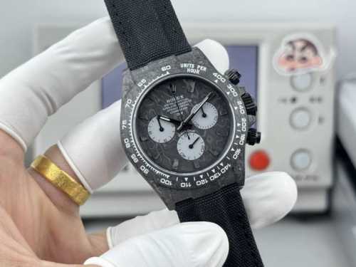 Tw+ 迪通拿系列之碳纤维夜光壳定制版，腕表不仅佩戴轻便，外表坚硬。且每一只腕表都拥有独一无二的碳纤花纹材质。 表壳 腕表尺寸40Mmx12.4Mmtw工厂p实