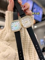 今天就给大家种草一款来自美国著名奢侈品牌Tiffany＆Co.新款腕表 它不仅是一款计时工具，更是时尚与品味的象征。 外观设计：简约而不简单，独特的方形表壳，更