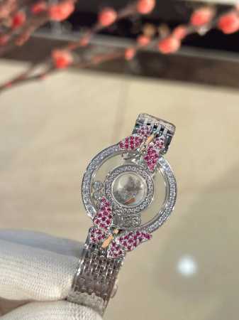 Happy Diamonds系列，快乐钻腕表萧邦 Happy Diamonds 作为萧邦最畅销的系列一直以细腻的手法诠释萧邦标志性灵动钻石的概念，此系列作品柔美 - 点击图像关闭