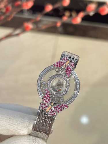 Happy Diamonds系列，快乐钻腕表萧邦 Happy Diamonds 作为萧邦最畅销的系列一直以细腻的手法诠释萧邦标志性灵动钻石的概念，此系列作品柔美