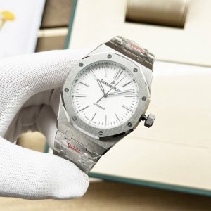 Ap爱彼audemars Piguet 全新表盘设计拉丝工艺与表壳表带浑然一体刻度凌厉设计与剑针相互呼应都彰显虎年锋锐气息 完美演绎钢王美誉 圈口8个螺丝处理也