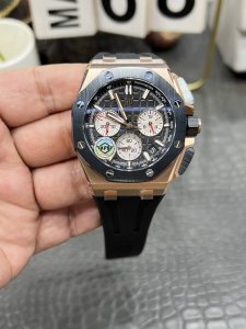 Aps爱彼皇家橡树离岸型26420系列 42Mm表壳采用精钢、陶瓷，钛金属 搭载最新上海4401一体全自动上链机芯