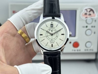 浪琴新的经典系列 这款腕表以浪琴1959年推出的康卡斯系列作品为设计灵感，在保留现代佩戴需求的同时，最大程度上还原了1959年原款腕表的设计，复古风格明显。日期