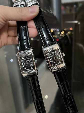 积家经典翻转系列高级女士腕表，精钢表壳，独特设计180度旋转翻盖，内置瑞士石英机芯，走时精准稳定！真皮表带，尺寸1比1尺寸：23*34Mm 厚度：13.5Mm - 点击图像关闭