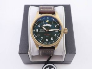 2210Zf功能大作——Iwc喷火战机飞行员Utc世界标准时间腕表 “Mj271”特别版震撼出击，敬请广大表友热品！ 腕表尺寸41Mmx14.1Mm 身披青铜战