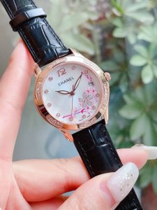 白 金 香奈儿 Chanel 精致品质 最新首发 细致腕美 谐美不朽 无暇挑剔 细微悦尔 品牌 :香奈儿 实物更美 值得推荐 类型 ：精致女款腕表 表带 ：陶瓷
