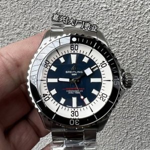 新品 百年灵超级海洋系列 极致的美感和霸气 ！！！高亮陶瓷圈口、电镀刻标 、严格要求按原厂工艺执行 立体感极强的Logo和极致的线条感 带来视觉上的享受 ，表带