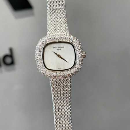 来自1980年代由瑞士出品的奢华女士腕表，为钟表世家百达翡丽Patek Philippe 的隽永之作，这种似圆非方的设计，也深受英女王伊丽莎白二世的喜爱，富丽闪 - 点击图像关闭