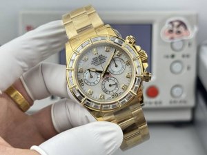 贝壳眼: -铂金眼: ppm改装，双层贝母眼，隐藏款竹节钻迪通拿 采用真莫桑钻圈口 内置4801机芯，可原装4130机芯。 在时光的长河中，每一块手表都承载着独