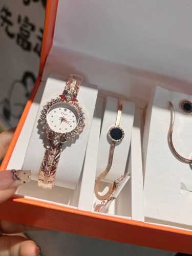 配盒 迪奥套盒 优雅与浪漫与艺术格调 套装包括：石英女表 手镯 项链 耳环 戒指 全套礼盒包装 送礼首选