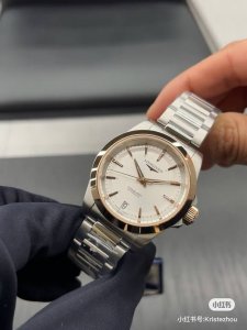 390 宝子们，今天要给大家分享一款超美的手表——浪琴康卡斯悦动！ 它的表径是34Mm，这个尺寸对于大多数女生来说真的太合适啦，既不会显得过于夸张，又能恰到好处
