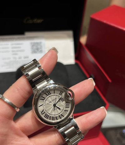 曾经以为，蓝气球只是蓝气球 后来看到广告语：“这么多年过去，你仍然是我最爱的人”真的有被浪漫到了 卡地亚蓝气球实物真的好美呀 这款延伸出来有很多个款式，但是就属