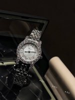 Chopard萧邦L‘Heuredudiamant#系列腕表，采用品牌标志性“皇冠爪镶”工艺，以精湛技艺与风格为女性之美谱写出一曲奢美的颂歌，一如作品上镶嵌的耀