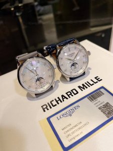 金20钢带20 赵丽颖同款 Longines浪琴 名匠系列女士腕表。全新浪琴名匠月相腕表系列。 诠释女性高贵典雅。精钢表壳直径：34毫米尺寸。官方一致6字位月相