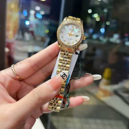 新款推荐钻圈 劳力士 28Mm精致小表螺旋后盖 女款钻面 爆款推荐 设计显出独特高贵优雅女神气质！316精钢搭配蝴蝶扣，不显浮华的风格广受女神喜爱，逐渐深刻人心 - 点击图像关闭