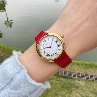 新款 牛货 Cartier Vendome 尺寸33Mm，刮不花玻璃，这款卡地亚旺多姆表的灵感来自于巴黎的旺多姆广场，6点钟位置的 paris 是一个罕见的铭文