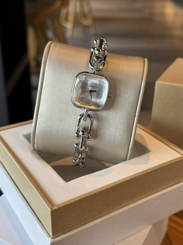 蒂凡尼新款腕表 宛如钻石切割面般的玻璃水晶，加上标志性的表链，贵气中又显秀气～采用了三种不同的表盘 Tiffan蓝色与白色太阳纹表盘、黑色表盘。把头切割面钻石般