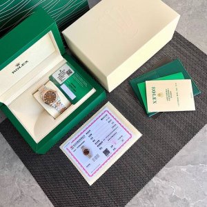 劳力士rolex女款蚝式日志型腕表！年度最火的粉色字面表盘，镶嵌10颗vs级别天然真钻时标！每一块表都中国gtc权威机构出具的真钻证书！表盘尺寸31毫米。采用9
