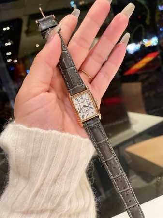 光圈 半钻 满钻 金20 七夕超级安利款 浪琴 戴卓维纳 雾霾灰色 准确来说有点雾霾蓝绿灰 低调奢华又有feel 这色简直不要太哇塞啦 赶紧妙妙妙 方形表盘 表 - 点击图像关闭