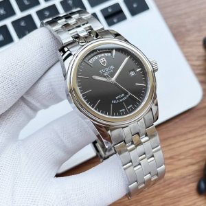 白 金 帝陀 Tudor骏玉小王子精品男士腕表，经典大三针设计，尊贵大气，绅士风范，卓越品质，热卖全城。采用进口西铁城8215机械机芯 零返修 ，顶级316精钢