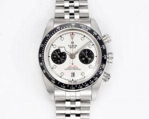 T Factory 帝舵 Tudor Kv3 碧湾计时型 Black Bay Chrono系列是一款融合潜水表传统与赛车计时功能的混合型腕表，以其复古美学与现代