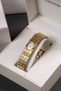 Diro中古表 高级感拉满 Vintage中古表带给我的惊喜 Dior千鸟格。Dior一直是优雅的代名词，但实在没想到中古表麦穗会这么好看。 没有很张扬，银色配