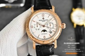 光 钻 雕花腕表：腕间的绝美华章 在制表的璀璨星河里，雕花腕表宛如一颗最为耀眼的星辰。 表盘之上，细腻而精致的雕花宛如盛开在时光中的繁花。每一片花瓣、每一道脉络