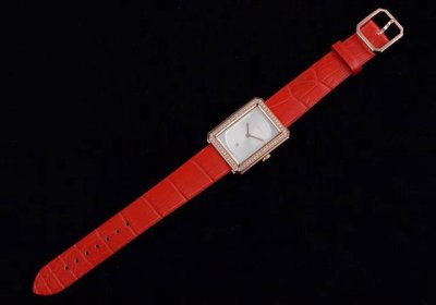 美洲皮Boy Friend系列腕表设计灵感源自成名已久的premièRe系列产品，源自于品牌经典传奇的N°5 香水瓶盖形状以及巴黎芳登广场的轮廓。力求精简，因而