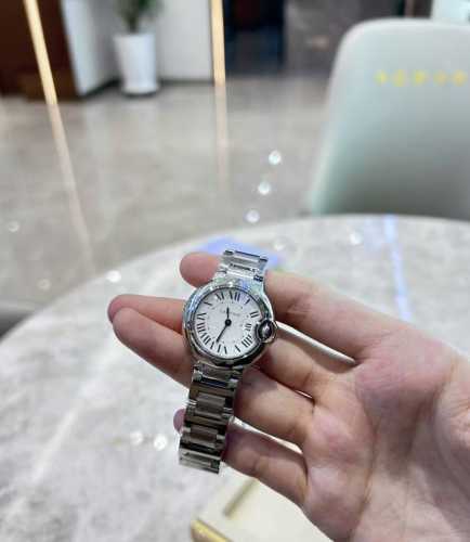 卡地亚蓝气球Wsbb0067 宝子们，看过来！卡地亚蓝气球石英款来啦！28毫米精钢表身，超适合女生。镀银表盘配罗马时标与蓝钢指针，尽显优雅。 全套购买，带购物小