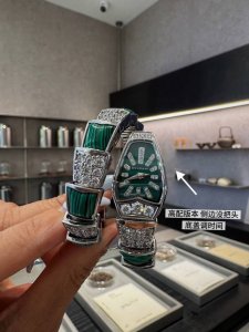金白同价 DDD 宝格丽珠宝腕表 DDD 品牌：Bvlgari 宝格丽 DDD 系列：Serpenti系列 DDD 机芯：瑞士石英 DDD 表盘：珍珠母贝表盘，