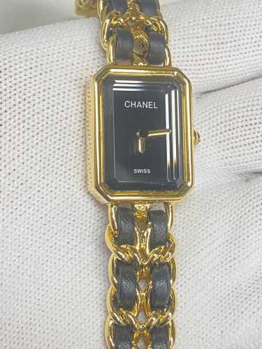 Chanel 香奈儿“黑方糖” Premiere系列 其灵感来源于N5香水的瓶盖与巴黎芳登广场的广角形轮廓直径20X26Mm！精钢与黑色皮革交织而成的链带显示出