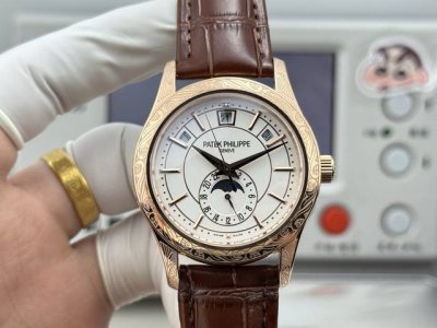 Tw 精雕细琢，雅动合一。百达翡丽复杂多功能系列5205G-013重磅登场，迄今推出的首款雕花Nautilus复杂腕表，以超复杂的工艺技术打造休闲运动腕表。 D