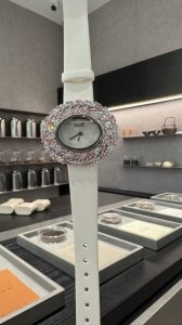 白 彩石跟玫瑰金490 伯爵-Piaget 全新高级珠宝系列，18K白金.玫瑰金，镶饰两圈马眼型切割美钻一圈22颗 约3.84克拉 －共44颗高级珠宝制作的一大